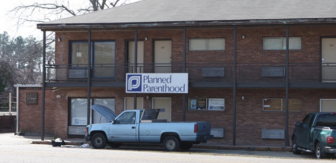 Una abortista afirma que Planned Parenthood la entren para enviar a casa a mujeres con lesiones por abortos fallidos